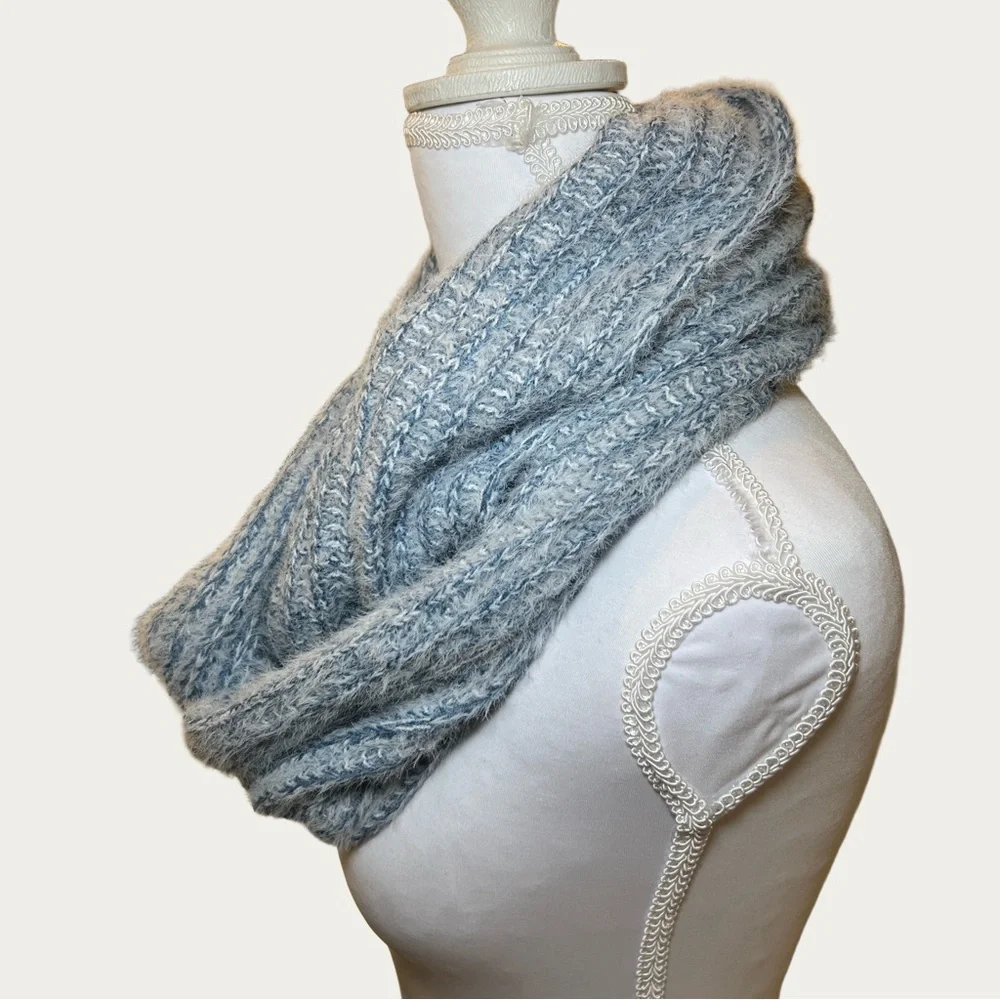 NWT Justin &‎ Taylor Light Blue and White Cozy Scarf